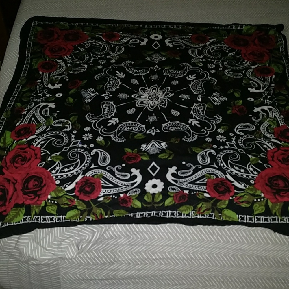 100% cotton scarf with roses and white Paisley's